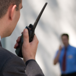 Risk management in sensitive operations requires technique and anticipation to ensure institutional security. Ernesto Kenji Igarashi emphasizes structured responsibility in critical scenarios.