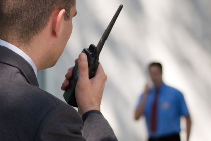 Risk management in sensitive operations requires technique and anticipation to ensure institutional security. Ernesto Kenji Igarashi emphasizes structured responsibility in critical scenarios.