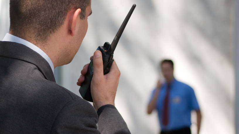 Risk management in sensitive operations requires technique and anticipation to ensure institutional security. Ernesto Kenji Igarashi emphasizes structured responsibility in critical scenarios.