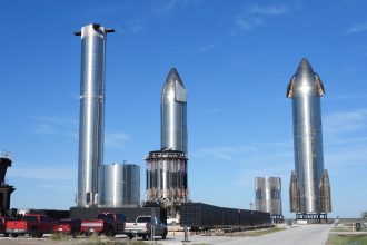 Protótipos da nave Starship posicionados na plataforma de lançamento da SpaceX, em Brownsville, Texas, sob céu claro.