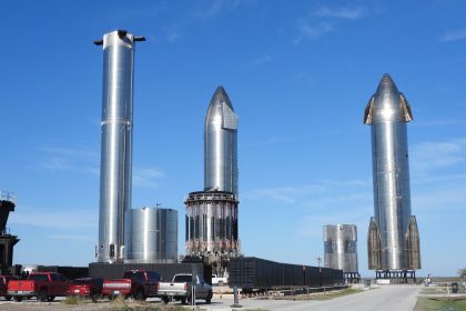 Protótipos da nave Starship posicionados na plataforma de lançamento da SpaceX, em Brownsville, Texas, sob céu claro.