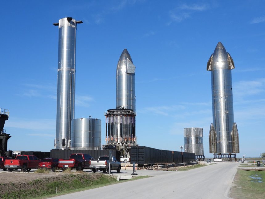 Protótipos da nave Starship posicionados na plataforma de lançamento da SpaceX, em Brownsville, Texas, sob céu claro.