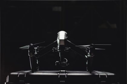 Drone profissional ao lado de seu estojo de armazenamento.