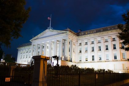 Edifício do Departamento do Tesouro dos Estados Unidos iluminado ao entardecer em Washington, D.C.