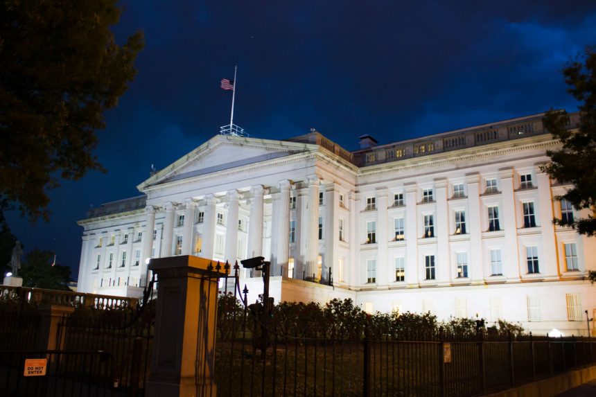 Edifício do Departamento do Tesouro dos Estados Unidos iluminado ao entardecer em Washington, D.C.