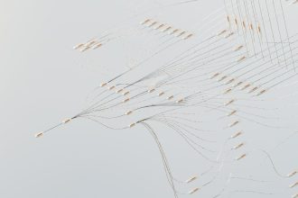 Ilustração abstrata de redes neurais digitais interconectadas, com pontos luminosos e fluxos de dados.