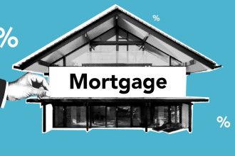Ilustração de uma casa de papel e de um corretor ao lado da palavra “mortgage”, representando financiamento imobiliário e juros.
