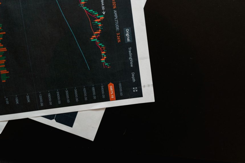Close de um gráfico financeiro com dados de mercado sobre uma superfície preta.
